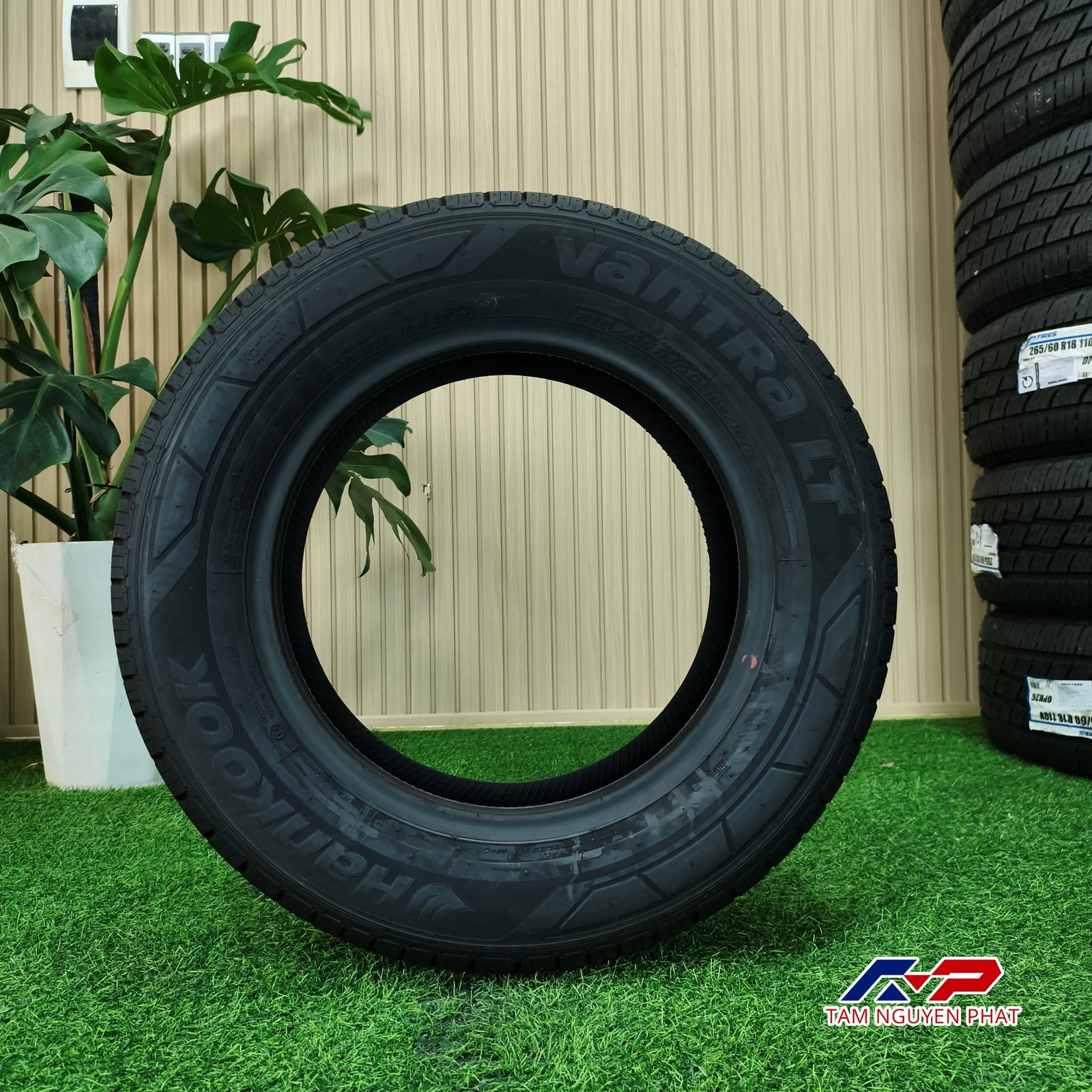 Lốp Hankook Vantra LT RA18 215/65R16C 109/107R 8PR