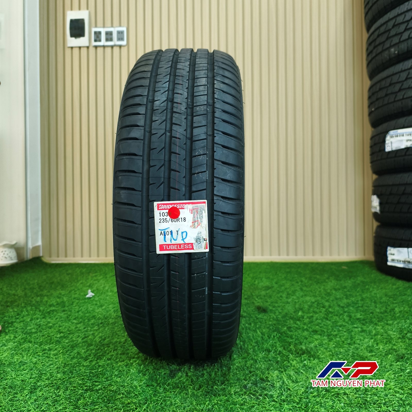 Lốp Bridgestone AL01 235/60R18 103V