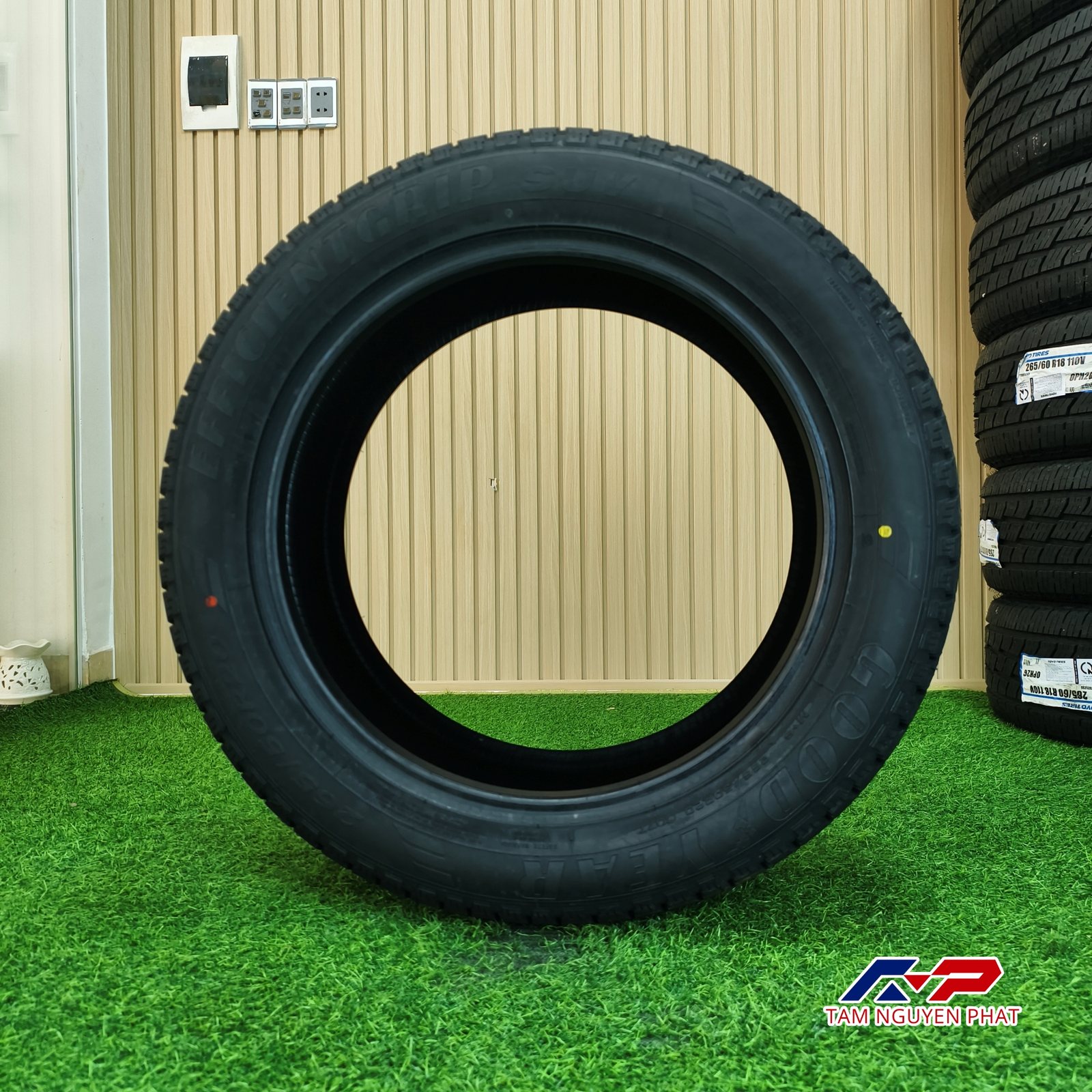 Lốp Goodyear EfficientGrip SUV 265/50R20 107T