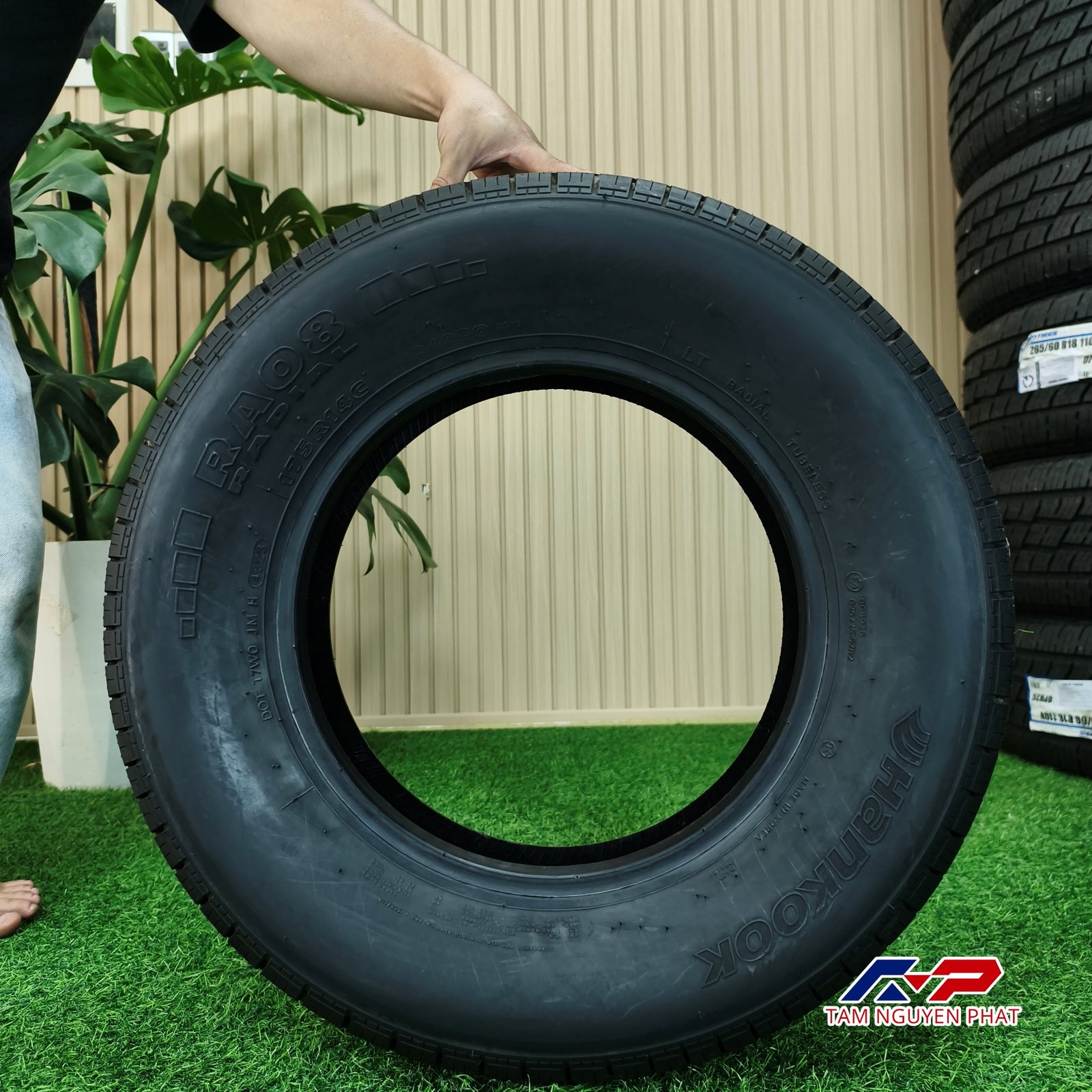Lốp Hankook Radial RA08 175R14C 99/98Q 8PR